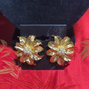 Beautiful Gold Tone Flower Earrings With Faux Pearls